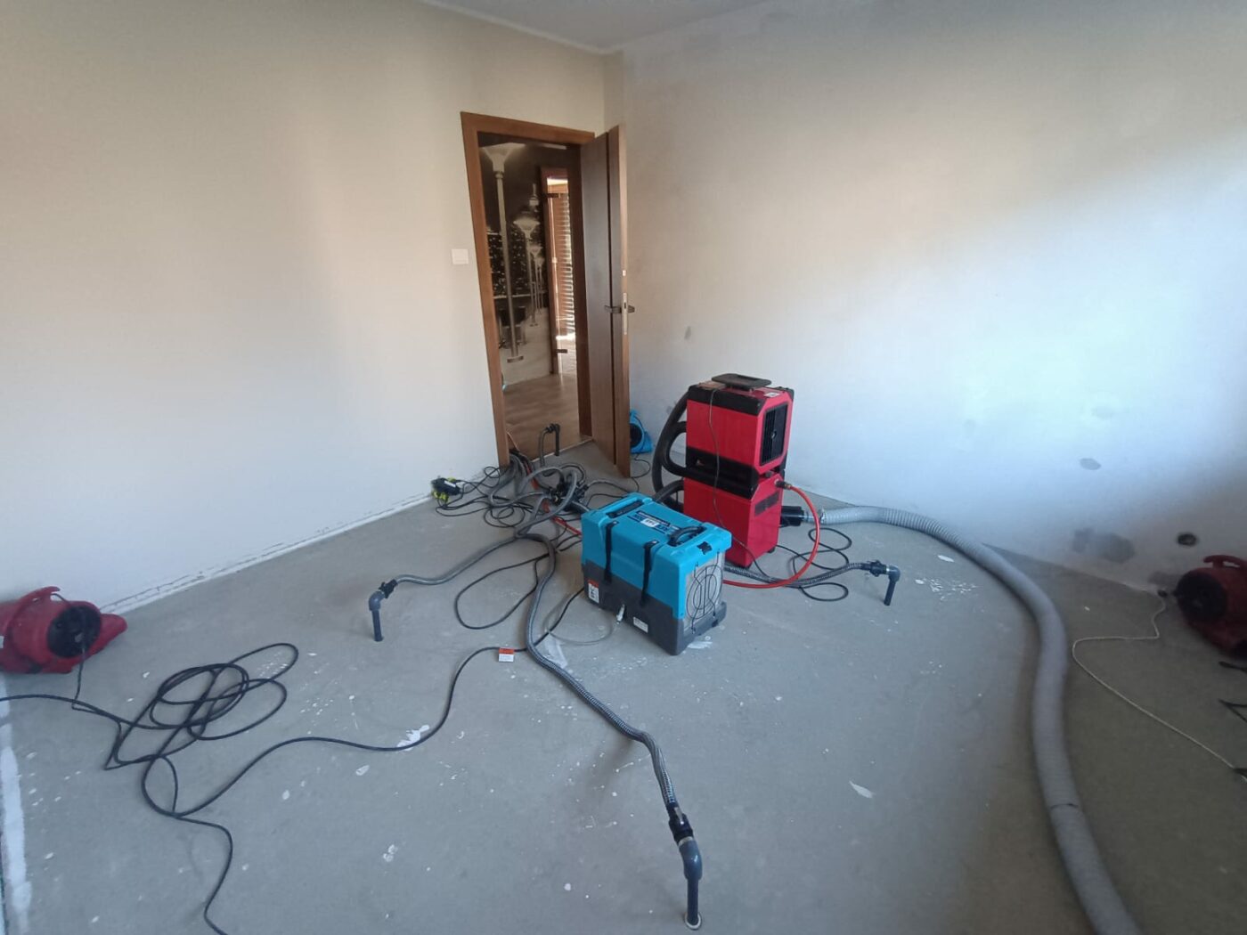 osuszanie w domu po zalaniu w łazience