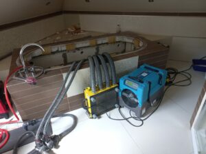 wyciek pod wanna powodem zalania łazienki